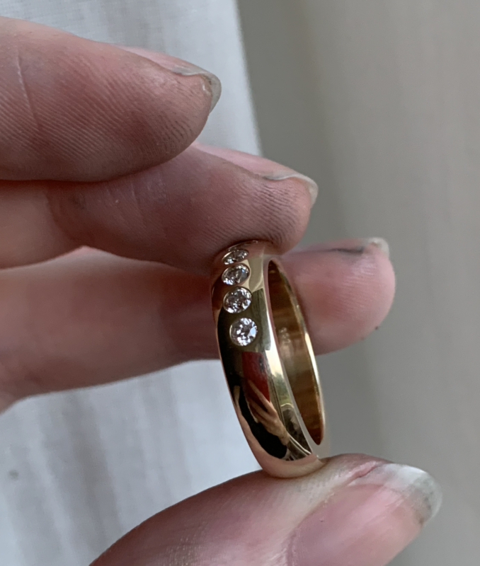 guldring med diamanter