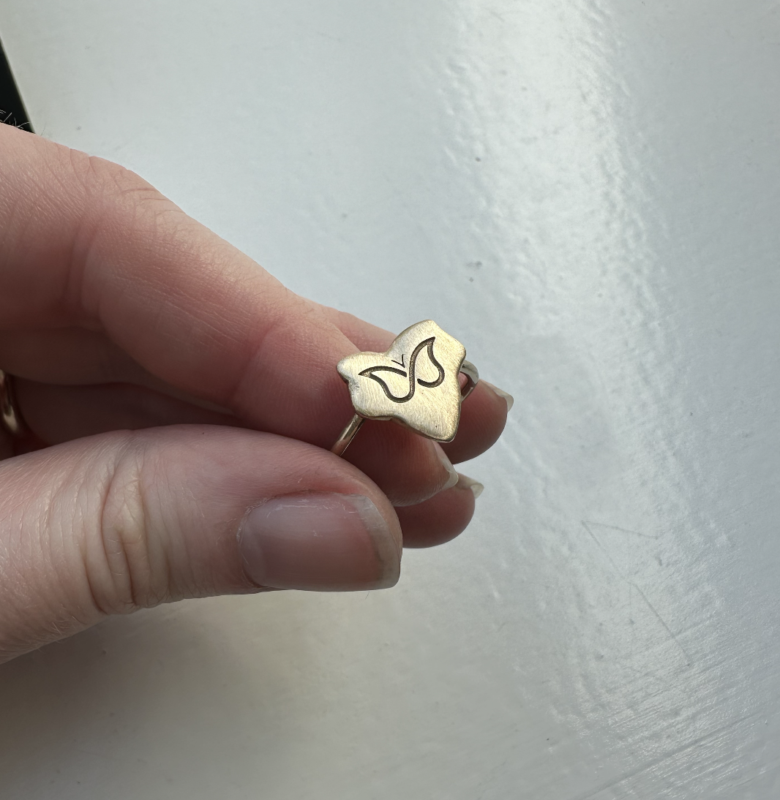 forlovelsesring med symbol