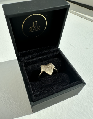 forlovelsesring med symbol fra anden vinkel