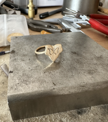 forlovelsesring med symbol fra anden vinkel del 2