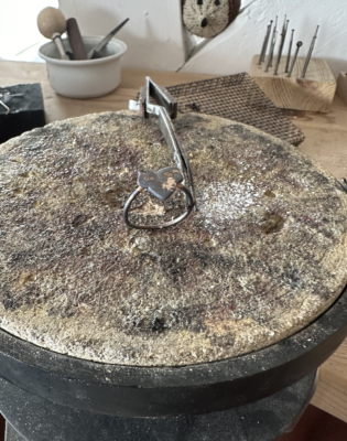 lodning af symbol på guldring